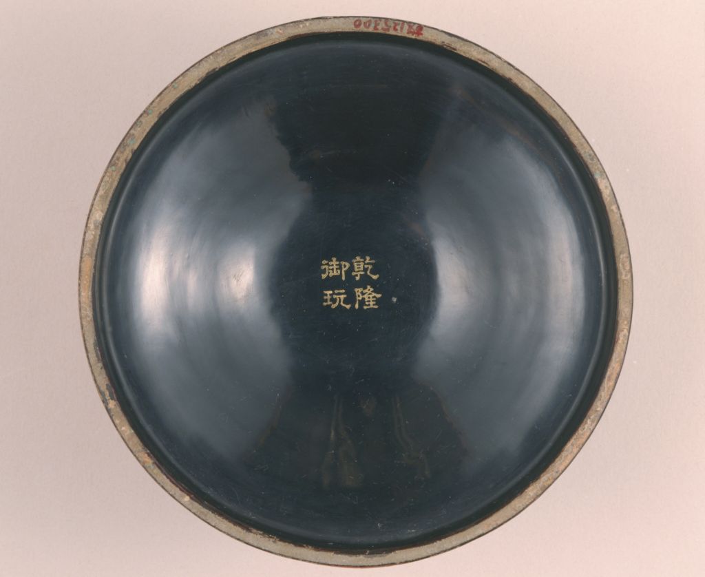 图片[4]-Pao made Qianlong imperial inscribed flower pattern flat round box-China Archive